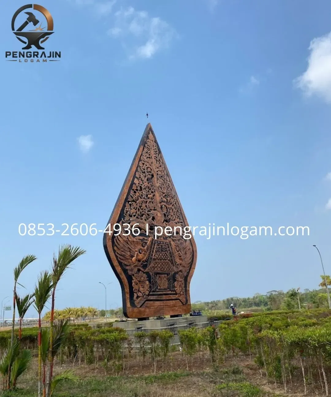 Tugu Gunungan Wayang Tembaga