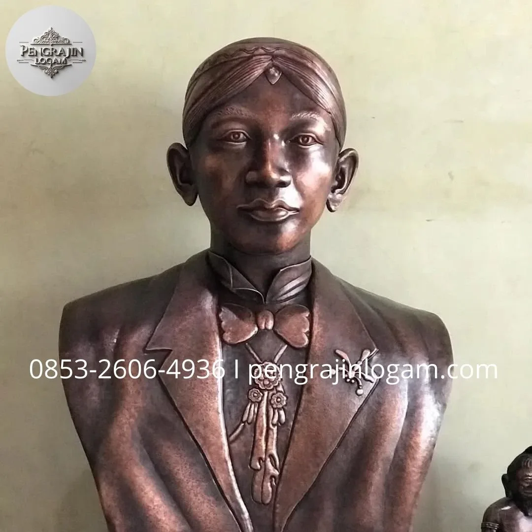 Patung Torso Tembaga