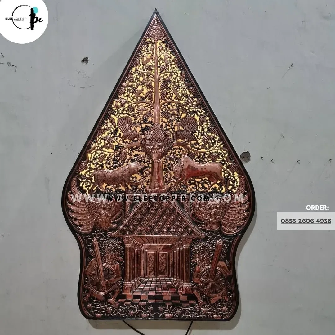 Gunungan wayang tembaga