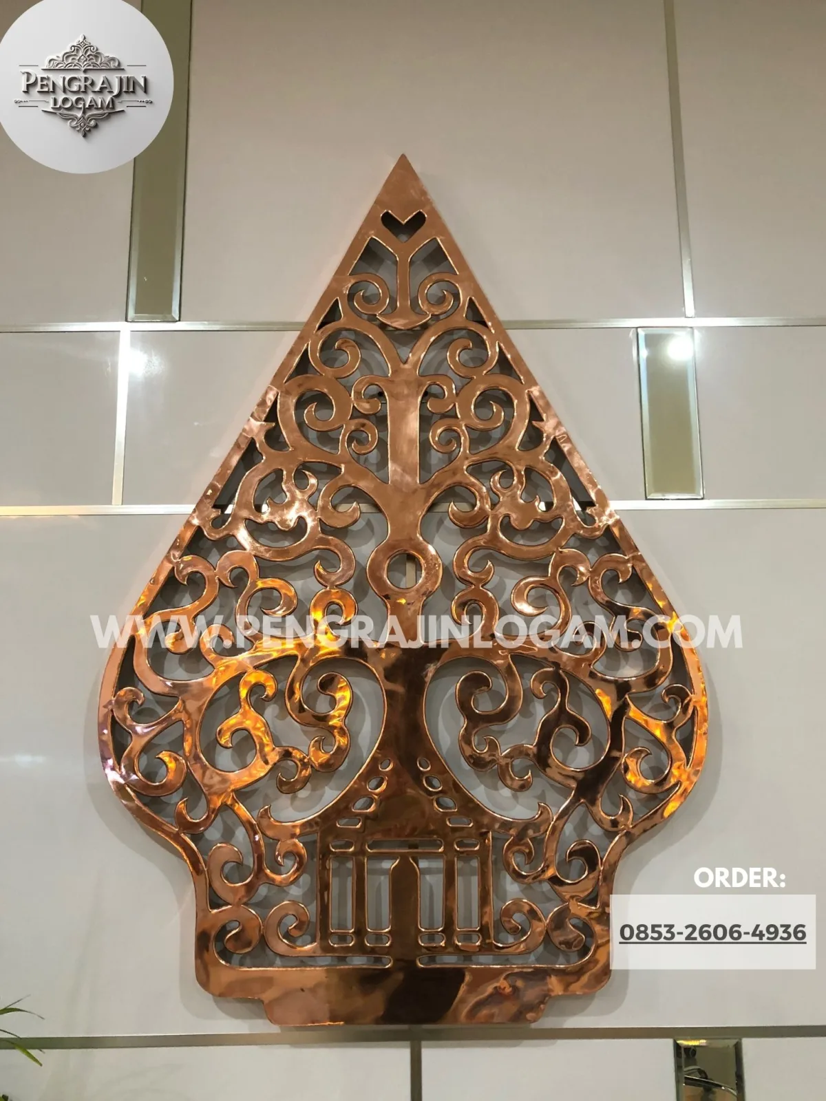 Pengrajin gunungan wayang tembaga