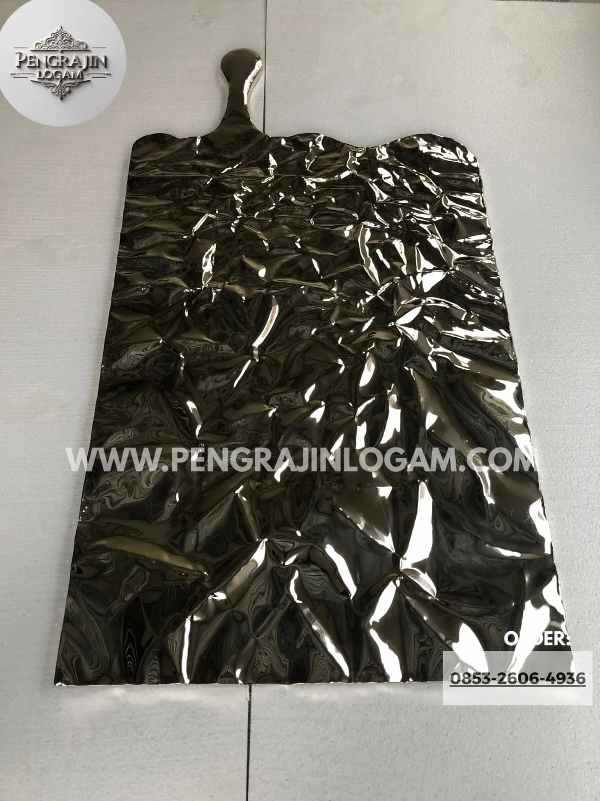 Hiasan dinding kuningan abstrak