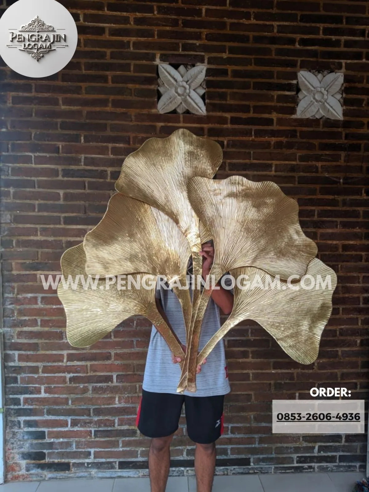 Pengrajin hiasan dinding logam tembaga kuningan