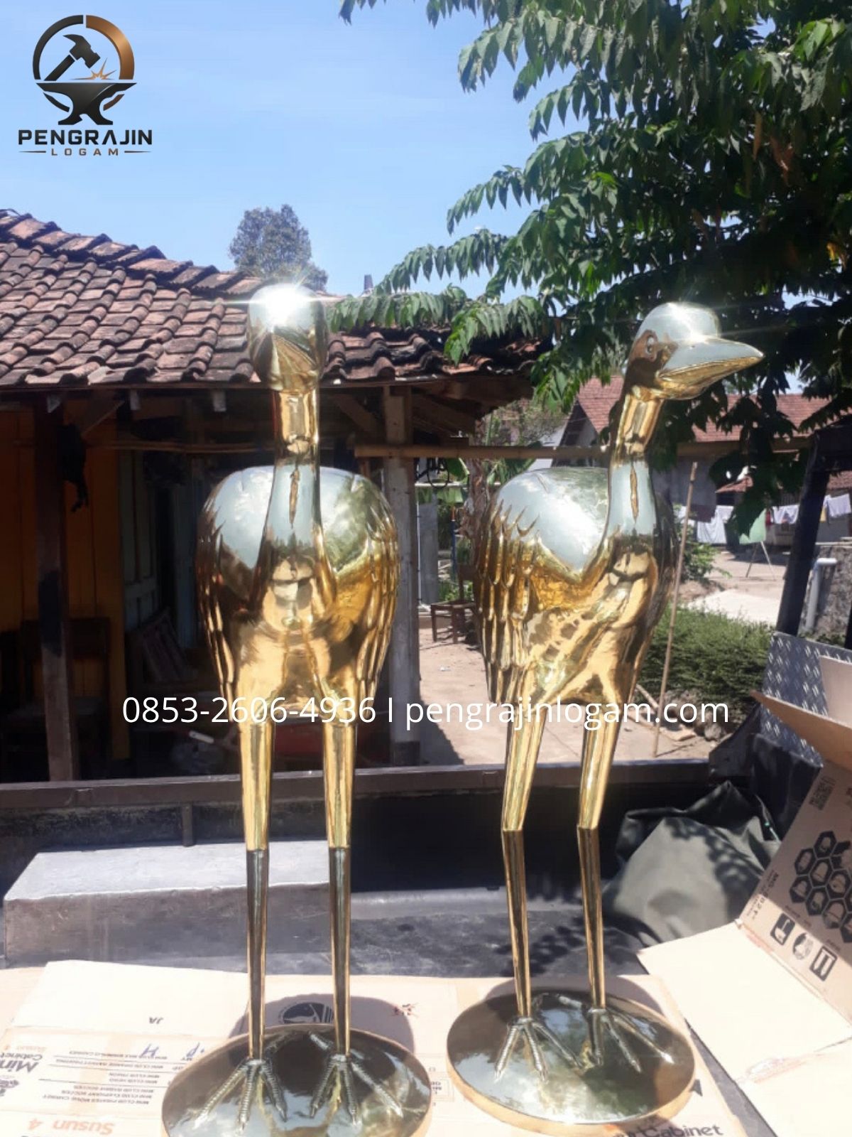 patung bangau kuningan