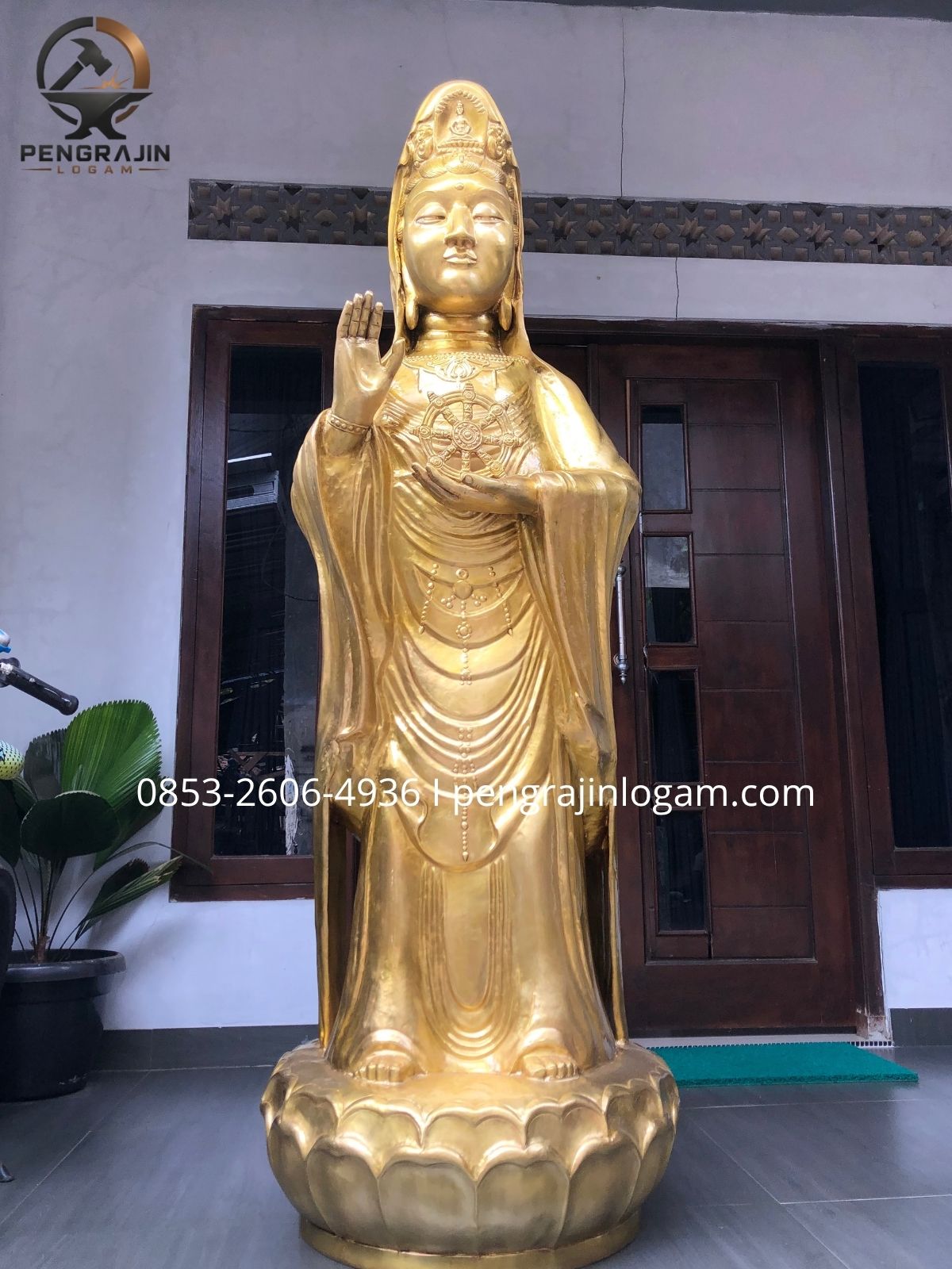 Patung dewi kwan im kuningan