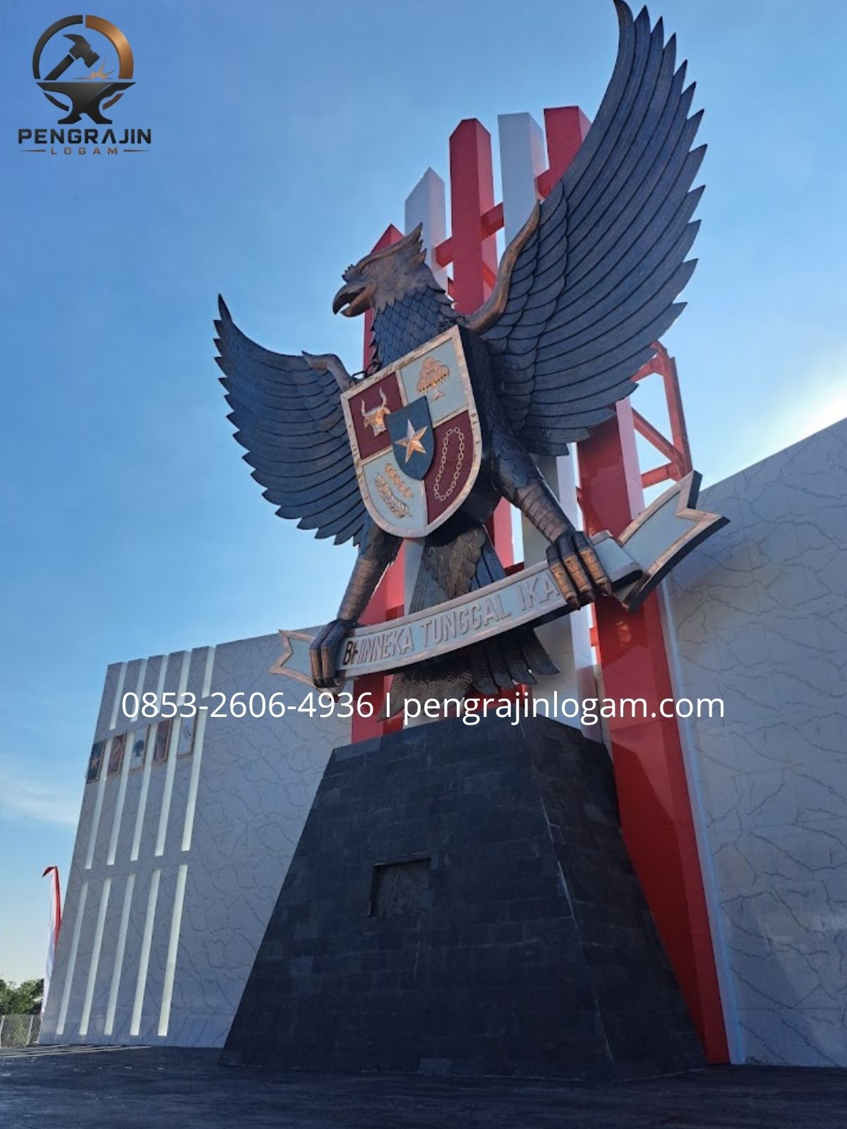 Patung garuda tembaga monumental