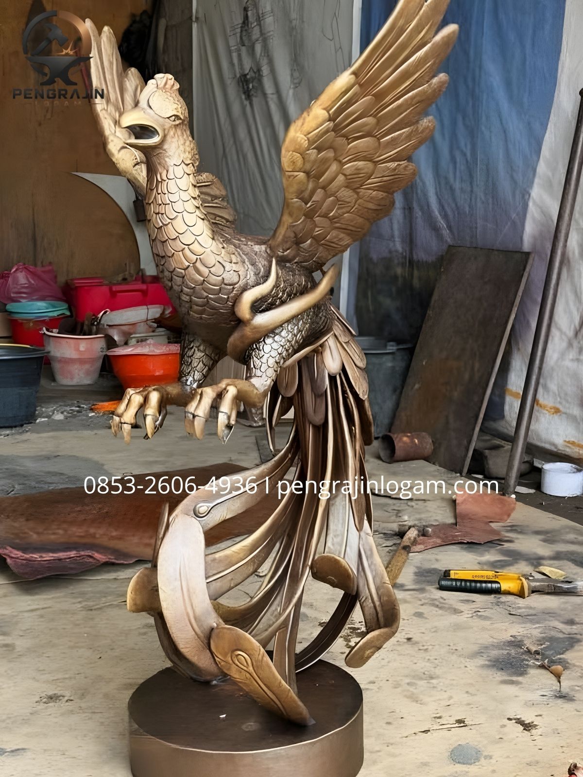 Patung phoenix kuningan