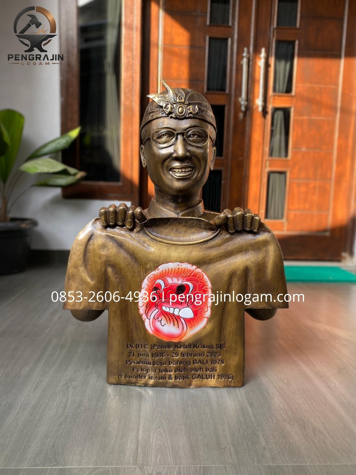 Patung torso kuningan