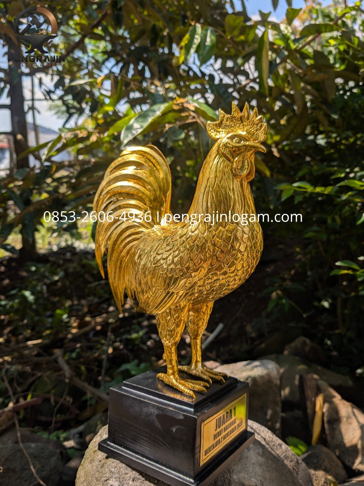 Piala patung ayam kuningan