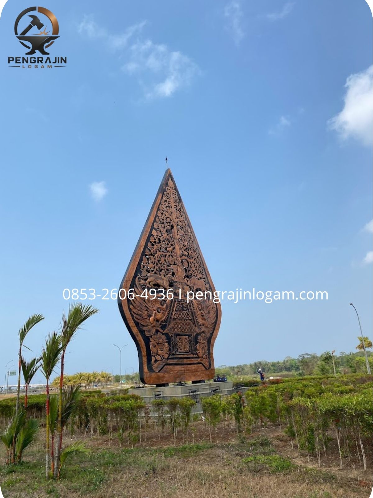 Monumen gunungan wayang tembaga